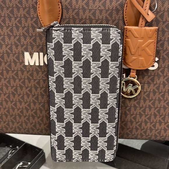 Michael Kors Men’s Women’s Cooper Tech Zip Around Continental Wallet
Black Multi - Picture 4 of 16